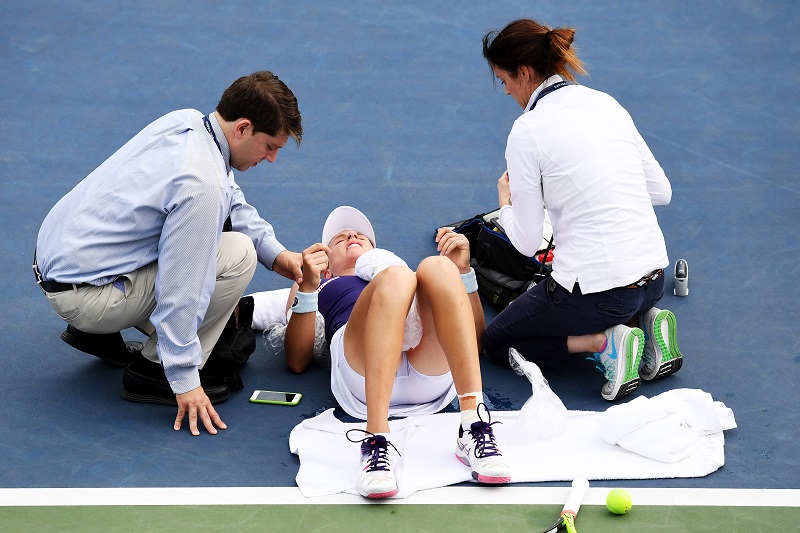 La Konta collassa, ma poi vince. E la Pironkova si arrabbia