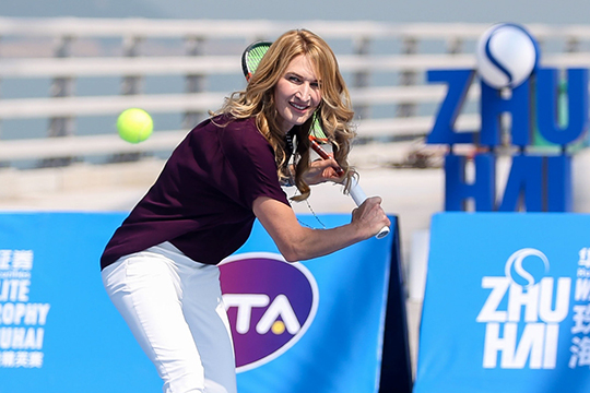 Steffi Graf applaude la Kerber, dal ponte più lungo al mondo