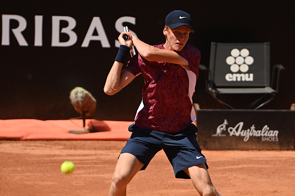 Atp Lione: Jannik Sinner batte Aslan Karatsev in rimonta